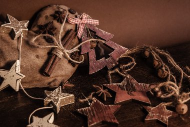 Ahşap arka planda noel kompozisyonu