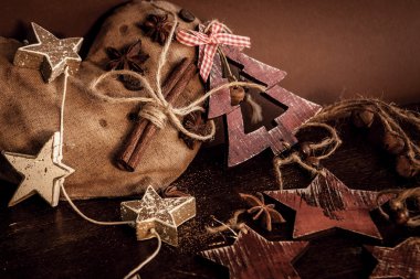 Ahşap arka planda noel kompozisyonu