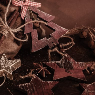 Ahşap arka planda noel kompozisyonu