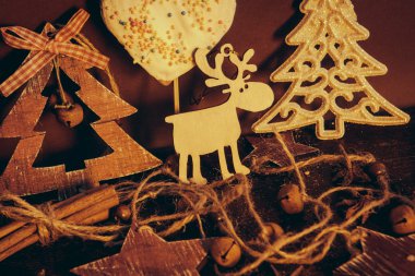 Ahşap arka planda noel kompozisyonu