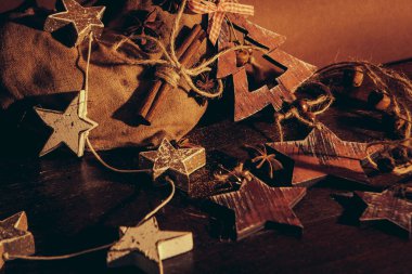 Ahşap arka planda noel kompozisyonu