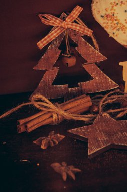 Ahşap arka planda noel kompozisyonu