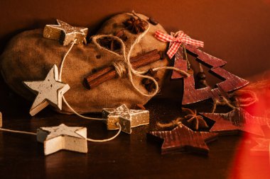 Ahşap arka planda noel kompozisyonu