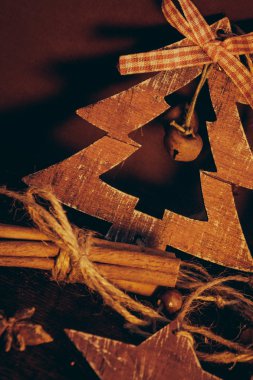Ahşap arka planda noel kompozisyonu