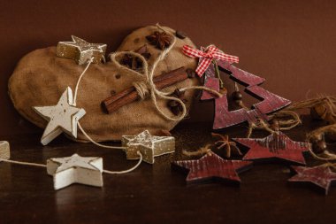 Ahşap arka planda noel kompozisyonu