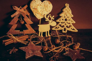 Ahşap arka planda noel kompozisyonu