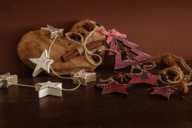 Ahşap arka planda noel kompozisyonu