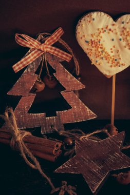 Ahşap arka planda noel kompozisyonu