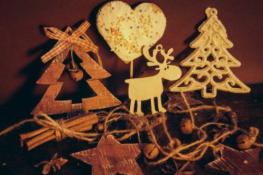 Ahşap arka planda noel kompozisyonu