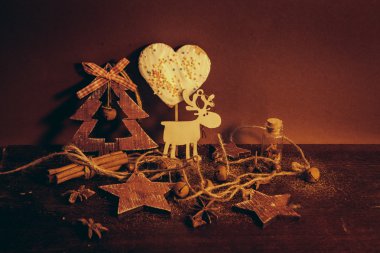 Ahşap arka planda noel kompozisyonu