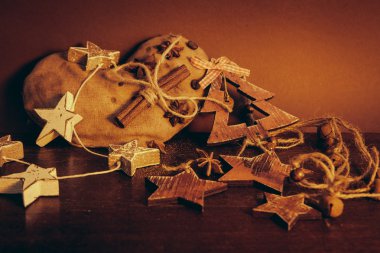 Ahşap arka planda noel kompozisyonu