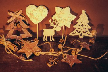 Ahşap arka planda noel kompozisyonu