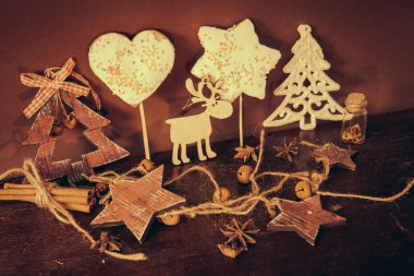 Ahşap arka planda noel kompozisyonu