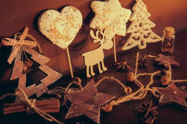 Ahşap arka planda noel kompozisyonu