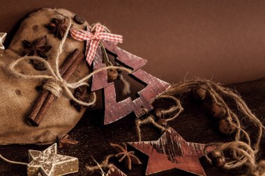 Ahşap arka planda noel kompozisyonu