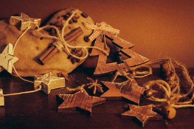 Ahşap arka planda noel kompozisyonu
