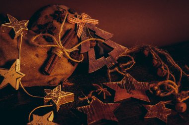 Ahşap arka planda noel kompozisyonu