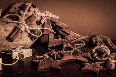 Ahşap arka planda noel kompozisyonu