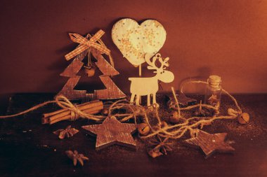 Ahşap arka planda noel kompozisyonu