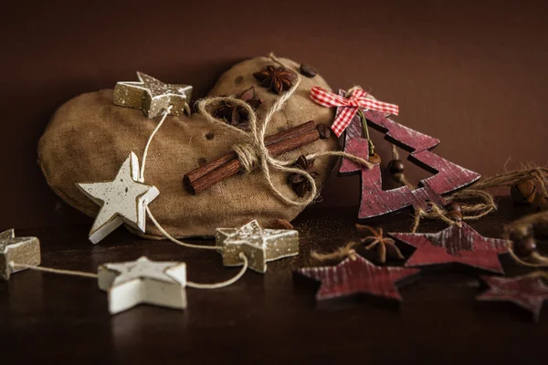 Ahşap arka planda noel kompozisyonu