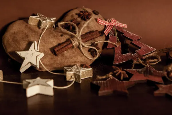 Ahşap arka planda noel kompozisyonu