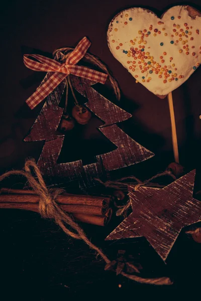 Ahşap arka planda noel kompozisyonu