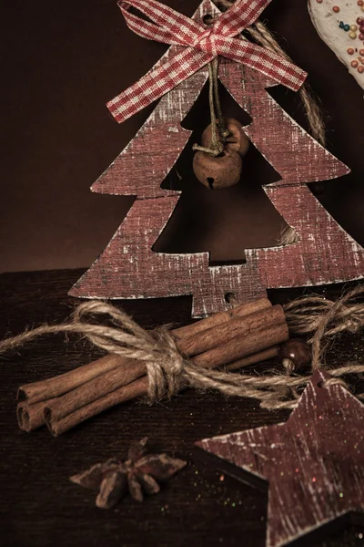 Ahşap arka planda noel kompozisyonu