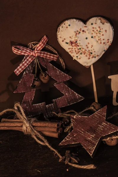 Ahşap arka planda noel kompozisyonu