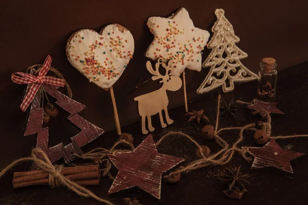 Ahşap arka planda noel kompozisyonu