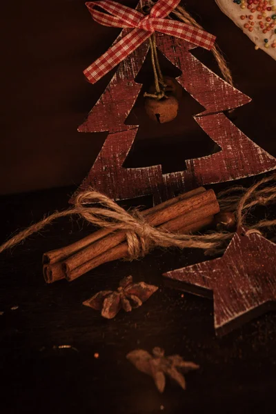 Ahşap arka planda noel kompozisyonu