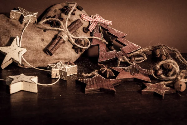 Ahşap arka planda noel kompozisyonu