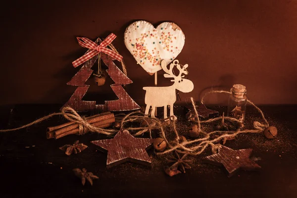 Ahşap arka planda noel kompozisyonu