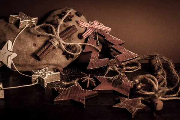 Χριστουγεννιάτικη σύνθεση σε ξύλινο φόντο — Φωτογραφία Αρχείου