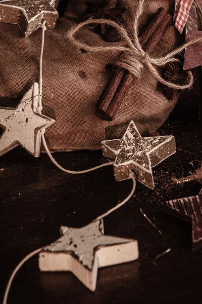 Ahşap arka planda noel kompozisyonu