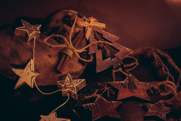 Ahşap arka planda noel kompozisyonu