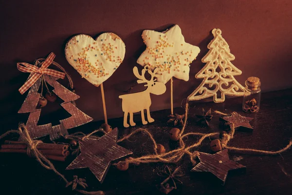 Ahşap arka planda noel kompozisyonu