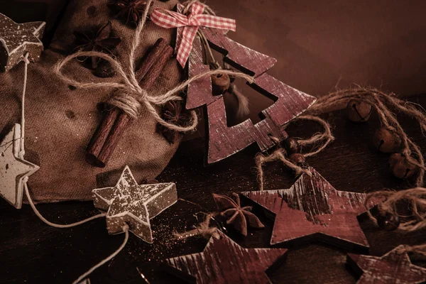 Ahşap arka planda noel kompozisyonu