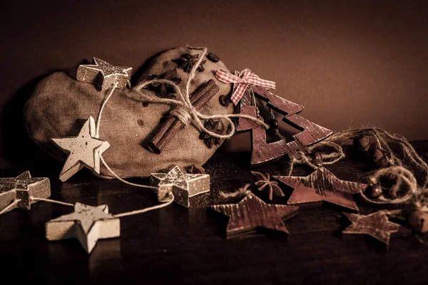 Ahşap arka planda noel kompozisyonu