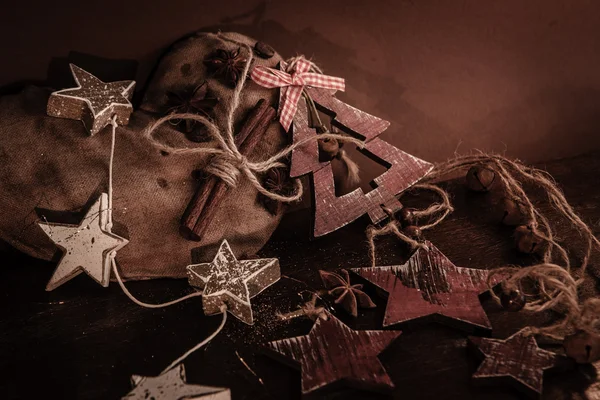 Ahşap arka planda noel kompozisyonu