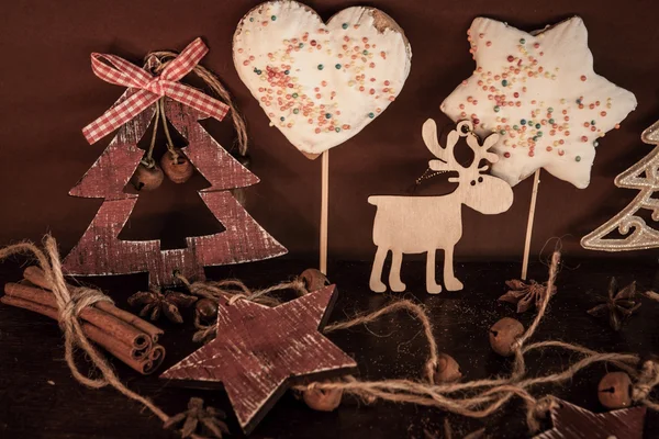 Ahşap arka planda noel kompozisyonu