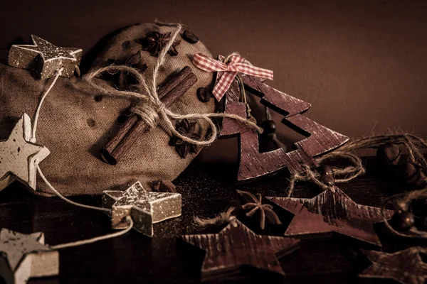 Ahşap arka planda noel kompozisyonu