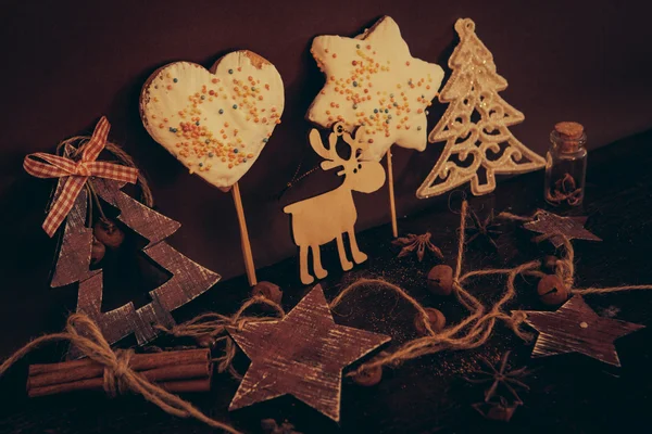 Ahşap arka planda noel kompozisyonu