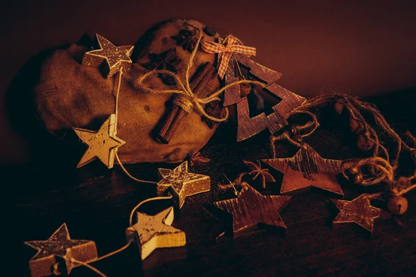 Ahşap arka planda noel kompozisyonu