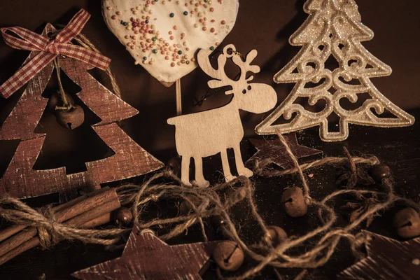 Ahşap arka planda noel kompozisyonu