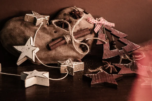 Ahşap arka planda noel kompozisyonu