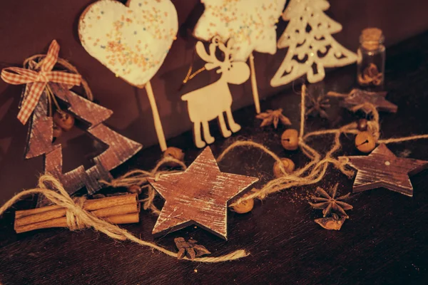 Weihnachtskomposition auf Holzgrund — Stockfoto