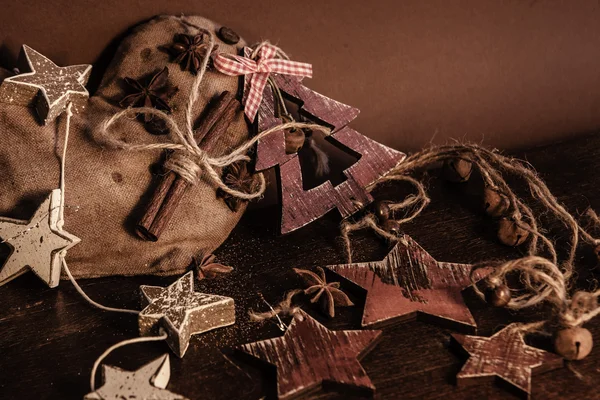 Ahşap arka planda noel kompozisyonu