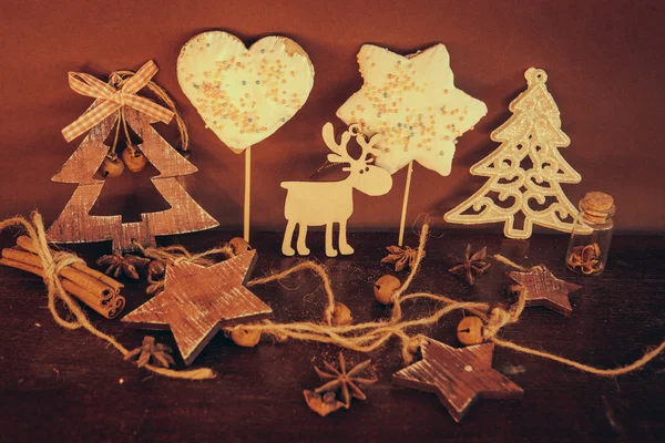 Ahşap arka planda noel kompozisyonu