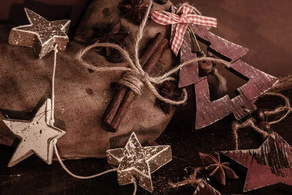 Ahşap arka planda noel kompozisyonu