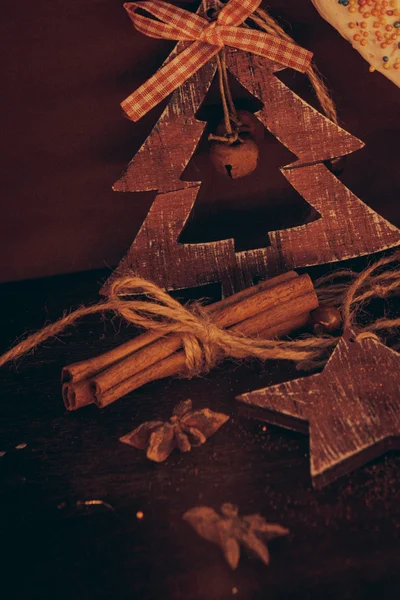 Ahşap arka planda noel kompozisyonu